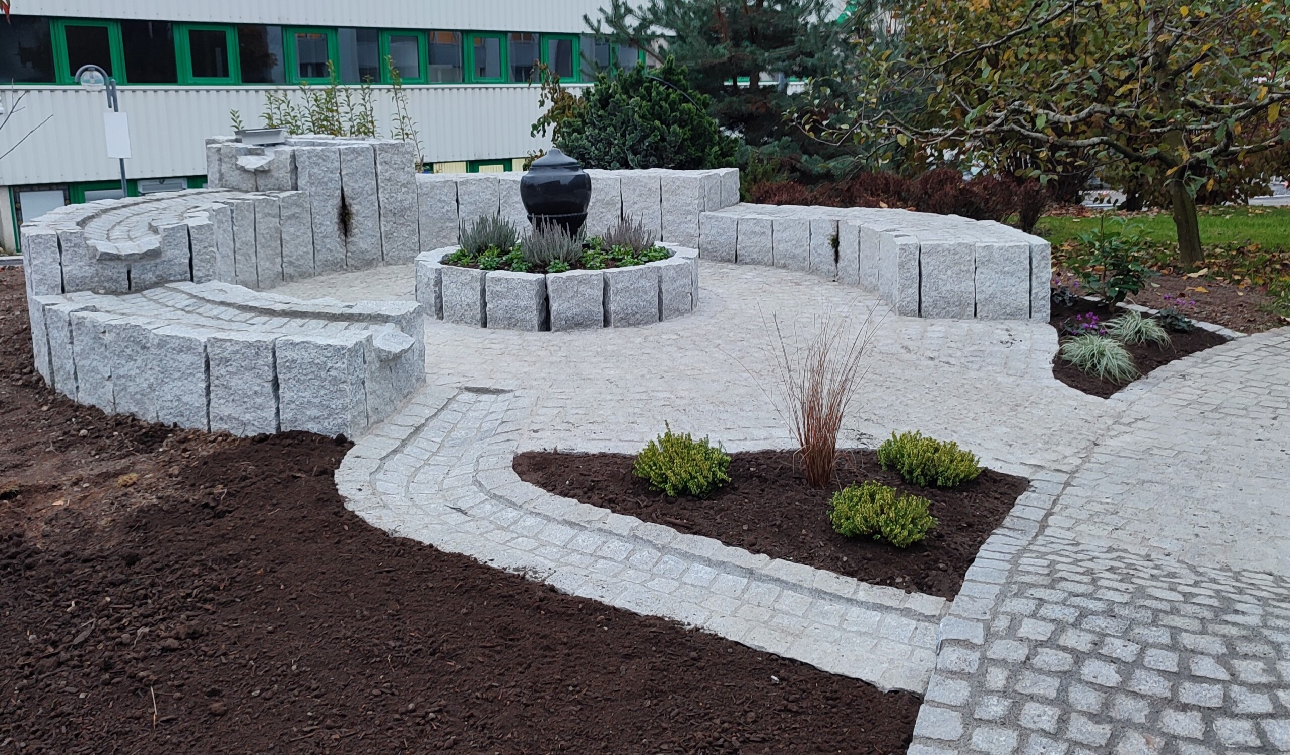 Das neu gebaute Gemeinschaftsgrab vom Tierkrematorium Dicentra